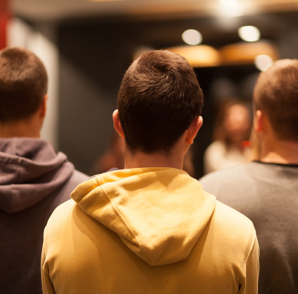 På billedet ses en gruppe mennesker, der vender ryggen til.