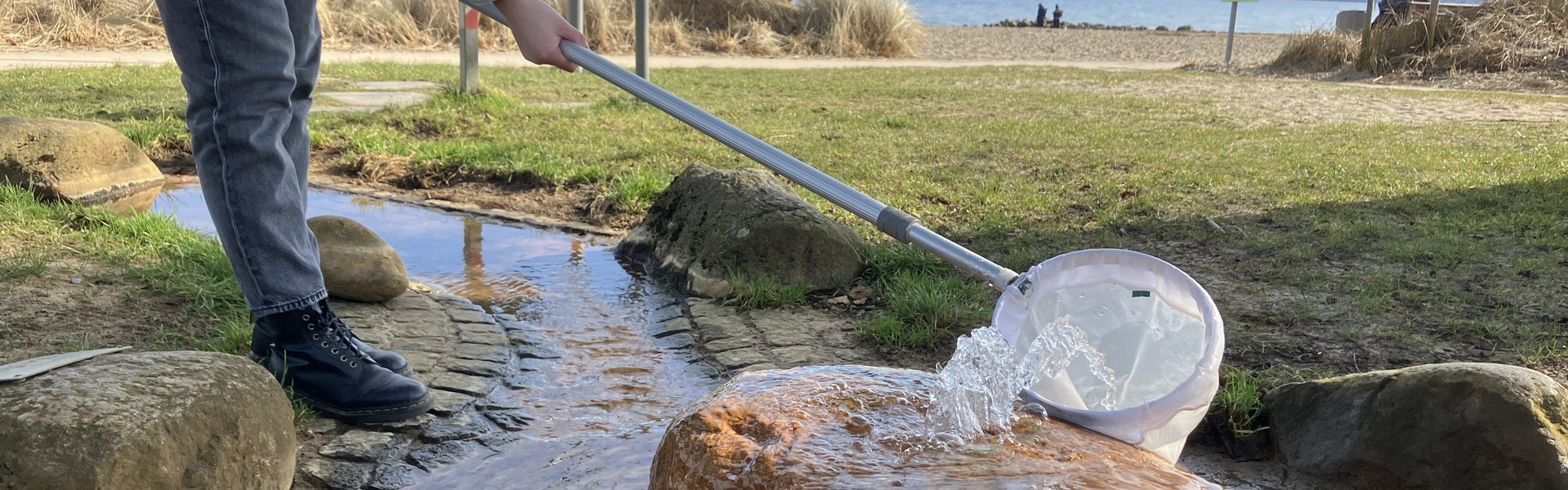 In Wassersleben werden Wasserproben genommen.