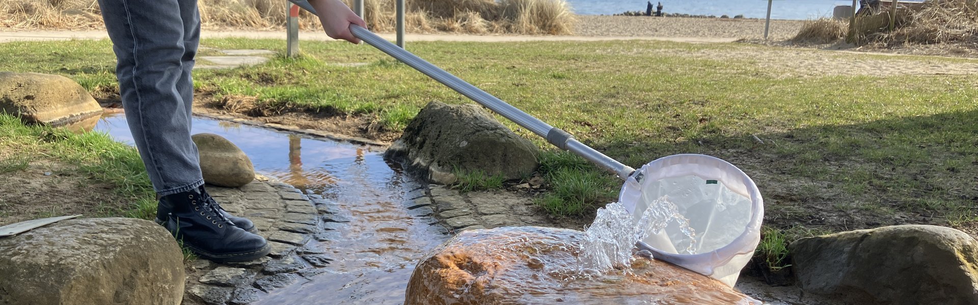 In Wassersleben werden Wasserproben genommen.