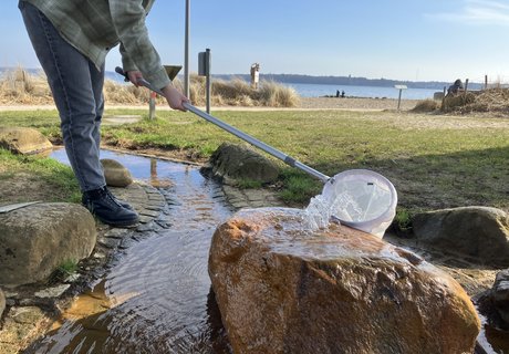 In Wassersleben werden Wasserproben genommen.