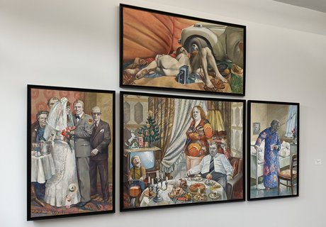 Eine bunte Fotografie. Darauf ist ein vierteiliges Kunstwerk zu erkennen. Auf dem obersten Abschnitt ist ein junger Mann und eine junge Frau zu sehen, die auf einer Picknickdecke liegen. Sie sind nackt. Im Hintergrund ist der Teil eines Autos zu sehen und ein oranger Sichtschutz. Darunter, auf dem linken Abschnitt, ist ein Brautpaar zu sehen. Die Frau trägt ein weißes Hochzeitskleid und der Mann trägt einen Anzug. Neben ihnen ist ein kleiner Tisch mit einem Sektkübel und Sektgläsern. Hinter dem Paar stehen drei weitere Personen. Die mittlere Leinwand zeigt ein Zimmer. Im Vordergrund ist ein reichlich gedeckter Esstisch. In der Mitte sind vier Personen zu sehen. Der Mann sitzt auf einem roten Sessel. Er trägt ein weißes Hemd und eine Krawatte. Hinter ihm, auf dem Sessel abgestützt, steht eine Frau in einer hellen Hose und einem reich verzierten Oberteil. Rechts hinter den beiden ist ein Mädchen zu sehen, das mit ihren Armen das Gesicht verdeckt. Links im Bild ist ein kleiner Junge auf einem Spielzeugtraktor. Er trägt ein oranges Oberteil und eine blaue Hose mit Hosenträgern. Im Hintergrund sind ein alter Röhrenfernseher und rechts daneben das Fenster mit langen Gardinen. Auf dem ganz rechten Teil des Vierteilers ist eine alte Dame zu sehen, die sich auf einem Krankenhausbett abstützt. Auf der rechten Seit im Hintergrund sieht man im Hintergrund ein geöffnetes Fenster, durch das Sonnenlicht flutet. 