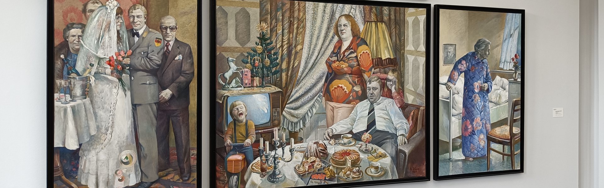 Auf der Fotografie sehen Sie ein vierteiliges Kunstwerk. Im oberen Abschnitt sind ein junger Mann und eine junge Frau zu sehen, die nackt auf einer Picknickdecke liegen. Im Hintergrund sieht man einen Teil eines Autos und einen orangen Sichtschutz. Im linken Abschnitt darunter sieht man ein Brautpaar. Die Frau trägt ein weißes Hochzeitskleid, der Mann einen Anzug. Neben ihnen steht ein Tisch mit einem Sektkübel und Sektgläsern. Hinter dem Paar stehen drei weitere Personen. In der mittleren Leinwand sieht man ein Zimmer mit einem reich gedeckten Esstisch. Vier Personen sind zu sehen: Ein Mann sitzt auf einem roten Sessel, trägt ein weißes Hemd und eine Krawatte. Hinter ihm steht eine Frau in heller Hose und einem schönen Oberteil. Rechts hinter ihnen steht ein Mädchen, das mit ihren Armen das Gesicht verdeckt. Links ist ein kleiner Junge auf einem Spielzeugtraktor. Er trägt ein oranges Oberteil und eine blaue Hose mit Hosenträgern. Hinten sieht man einen alten Röhrenfernseher und ein Fenster mit langen Gardinen. Im ganz rechten Abschnitt sieht man eine alte Dame, die sich auf einem Krankenhausbett abstützt. Hinter ihr ist ein geöffnetes Fenster, durch das Sonnenlicht hineinfällt.