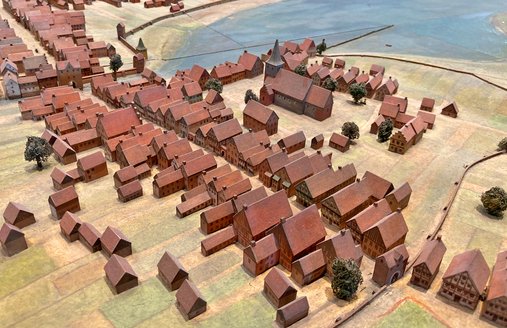 Bymodellen viser Flensburg omkring år 1600. Man kan se huse, bygninger, kirker og en bymur – og selvfølgelig Flensborg Fjord.