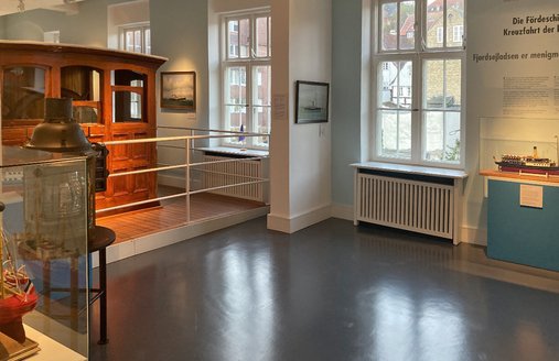 I midten af billedet ses HABICHT's styrehus, foran det er der et gelænder. Dette deler samtidig udstillingsområdet i to. Foran gelænderet er der tom plads. Kun på væggene står vitriner med skibsmodeller.