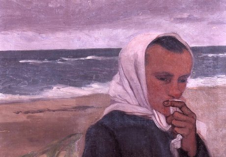 Ein buntes Gemälde. Auf der rechten vorderen Seite ist ein Mädchen von Kopf bis zur Brust zu sehen. Sie trägt eine dunkelblaue Jacke und ein weißes Kopftuch. Mit ihrer linken Hand hält sie ein weißes Tuch an den Mund. Im Hintergrund ist ein Strand zu sehen und das Meer.