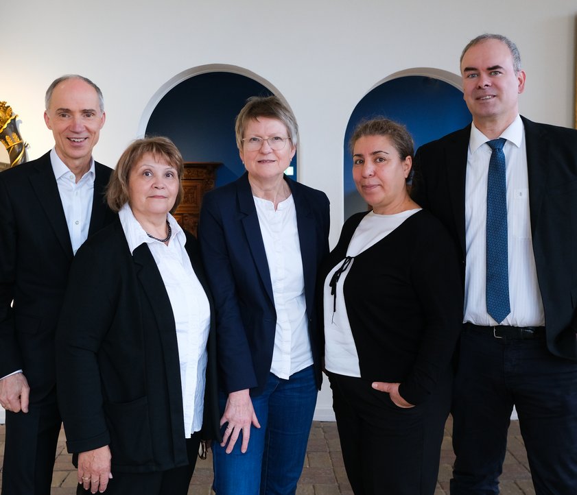 Fem personer, som er iklædt fint tøj.