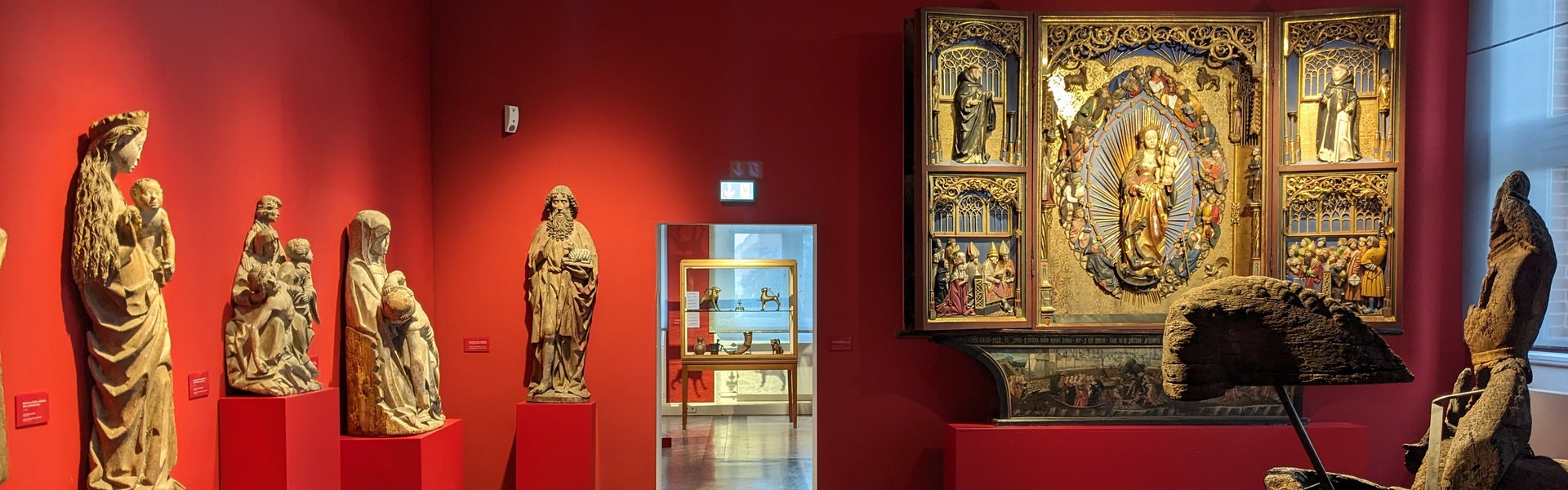 I Museumsberg er der et udstillingsrum for kirkelig kunst. På sokler (firkantede stativer) står figurer og et stort fløjtaltre af træ. I midten af rummet står endnu en træskulptur. Væggene er malet røde.