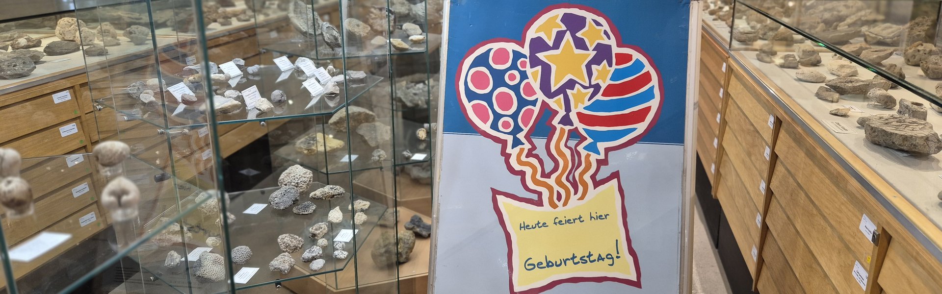 Das Foto zeigt das Plakat für eine Kindergeburtstagsfeier im Museum.