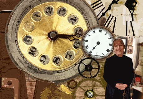 Das künstlerisch bearbeitete Farbfoto zeigt eine Frau in einem Gewand. Hinter ihr sind übergroße Uhren und Zahnräder.