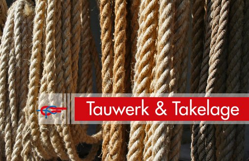 Seile hängen von der Decke herunter. Sie sind unterschiedlich dick und haben unterschiedliche Farben. Auf einem grafischen Balken liest man den Namen der Ausstellung: Tauwerk und Takelage. 