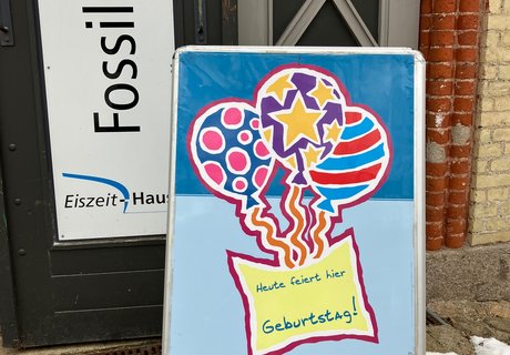 Geburtstags-Aufsteller im Eiszeit-Haus