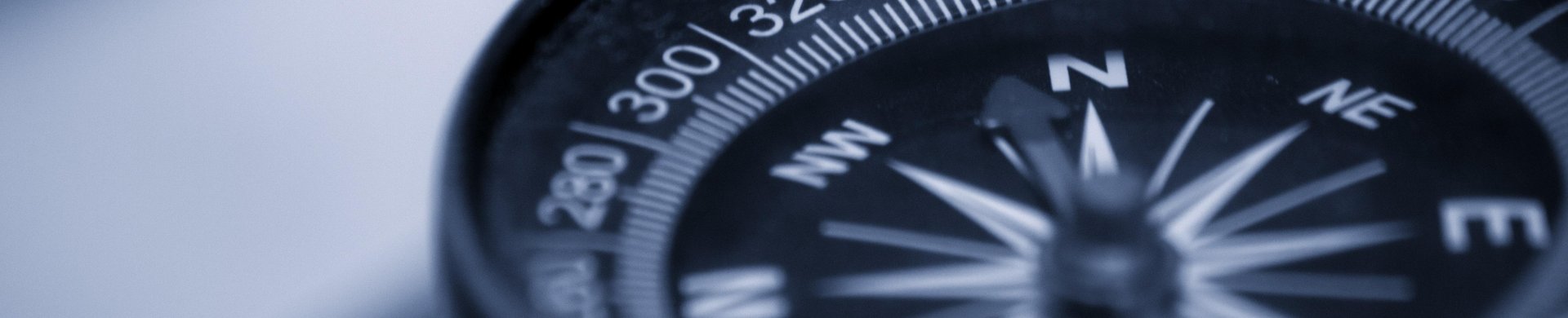 På billedet ses en kompas, der peger mod nord.