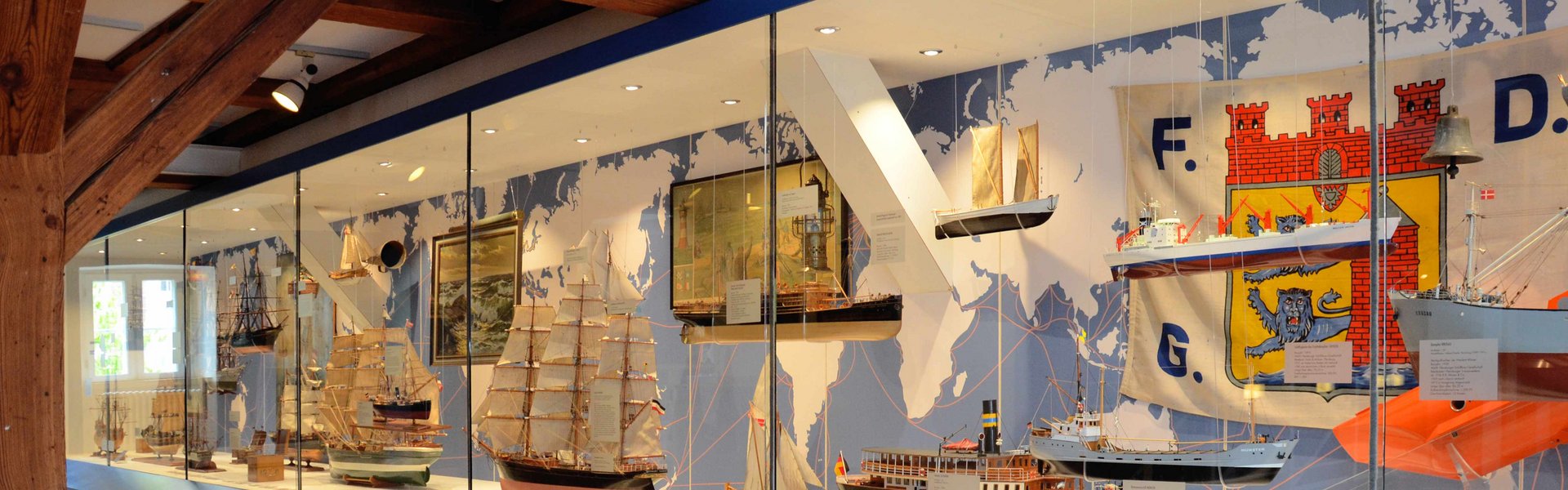 I udstilling HAVN & GÅRDE er der en meget stor vitrine, der strækker sig over hele rummets bredde. I vitrinen kan man se forskellige skibe fra Flensborg. 