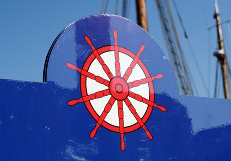 KAPTAJNSRUTENS vejskilt er en sten i pilform, som er integreret i fortovet overalt i byen.