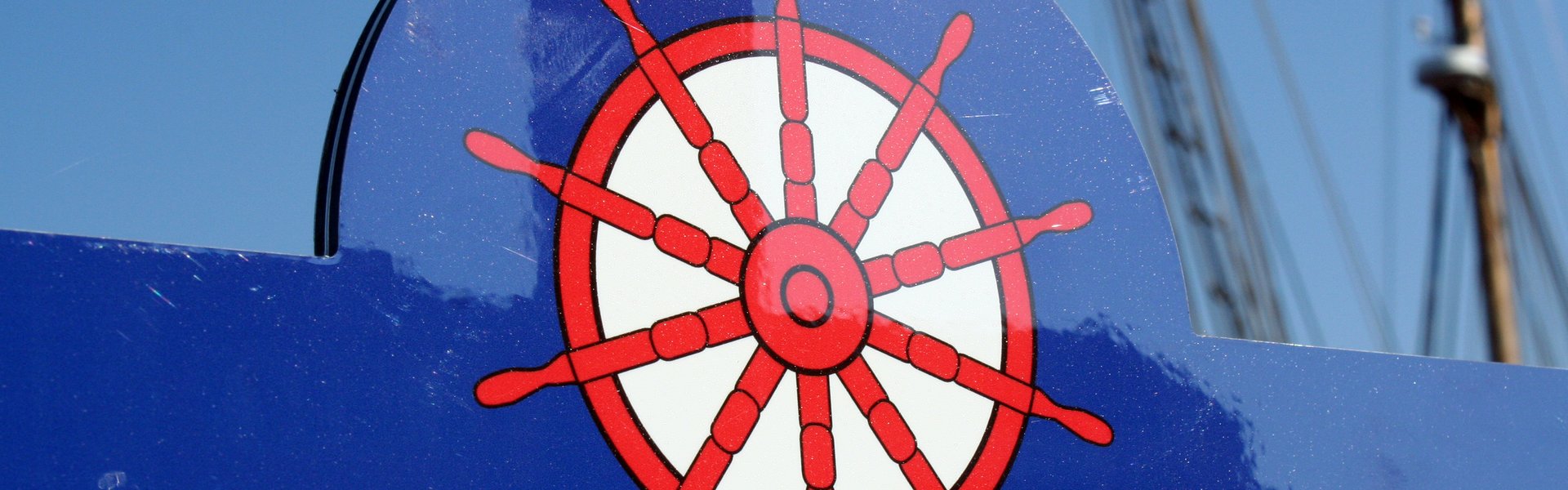 KAPTAJNSRUTENS vejskilt er en sten i pilform, som er integreret i fortovet overalt i byen.