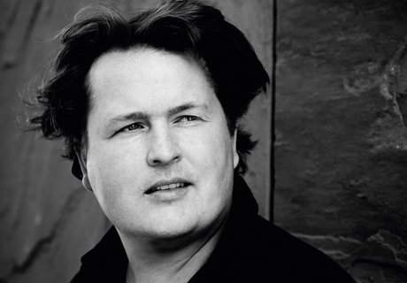 Auf dem Foto ist ein Mann mit dunklen Haaren zu sehen. Es handelt sich um den Autor Jan Christophersen.