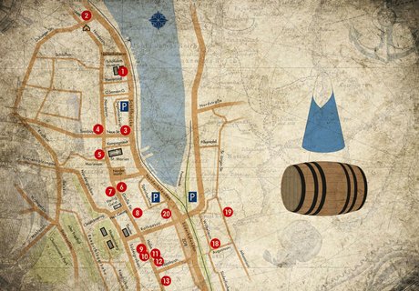 På et kort, hvorpå der er svagt synlige maritime tegninger, er ROM & SUKKER RUTEN afbildet i farver. Ved siden af er byvandringens logo placeret. Det består af en sukkertop og et romfad.