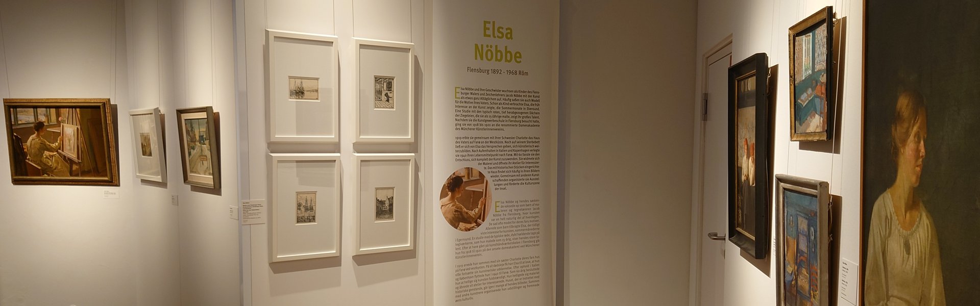 Es ist ein Raum zu sehen, in dem mehrere Bilder einer Ausstellung hängen.