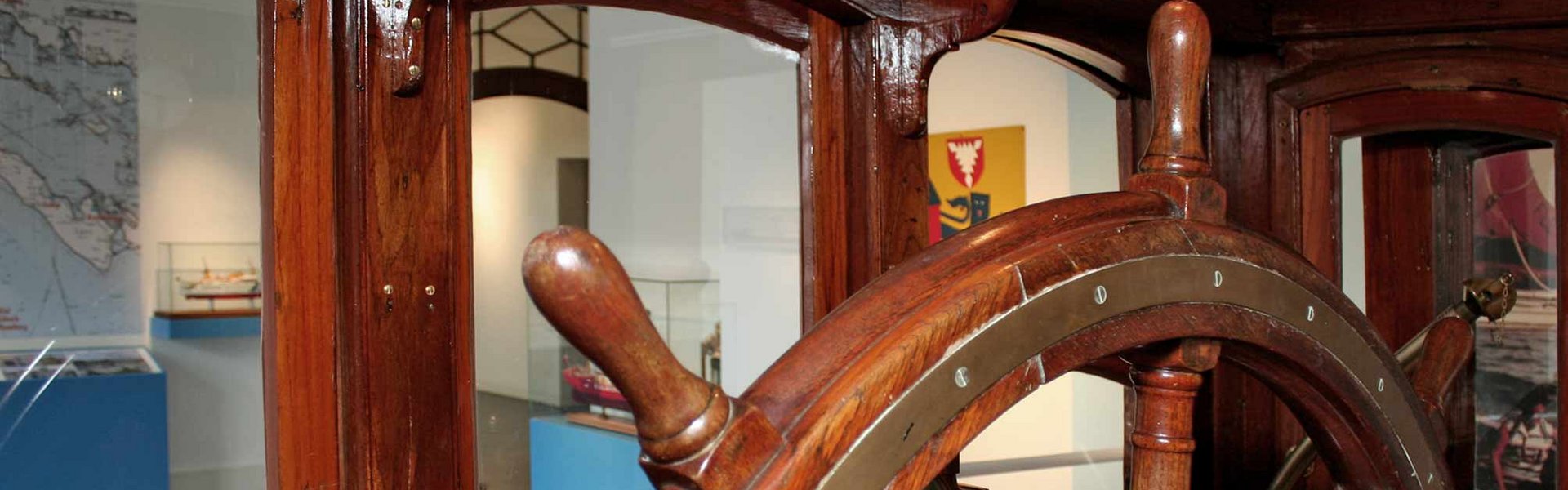 På billedet ses et kig ind i styrehuset fra HABICHT. Styrehuset er del af udstillingen FJORDSEJLADSEN. I styrehuset findes et stort ror, som tidligere blev brugt til at styre skibet.