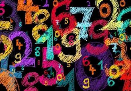 Der er malet tal i forskellige farver på sort baggrund. De er placeret i en tilfældig rækkefølge.