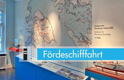 På næsten hele væggen i udstillingen FJORDSEJLADSEN er der et kort, som viser stationerne for Flensborgs fjorddampere. Under kortet er der en infotekst, og på siderne står der modeller af to skibe i hver sin vitrine.