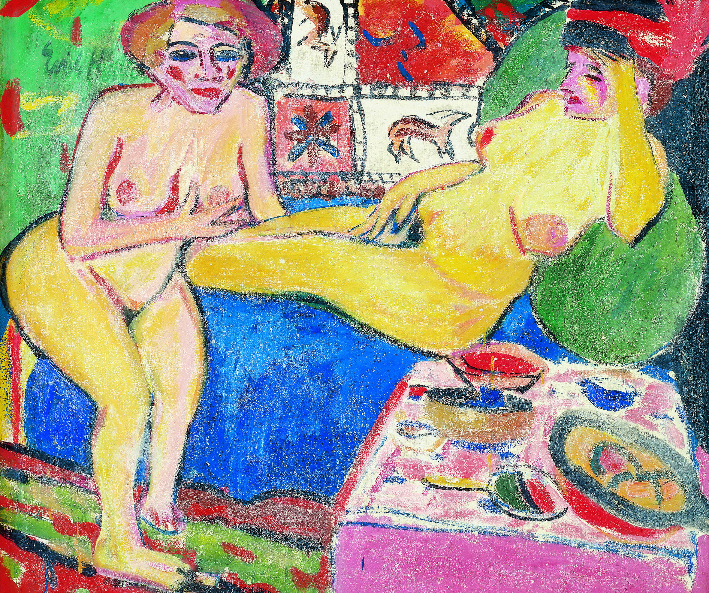 Zwei nackte Frauen sitzen und liegen auf einem Sofa. Im Hintergrund ist ein Teppich mit Tieren an der Wand. Vorne steht ein Tisch mit Früchten.